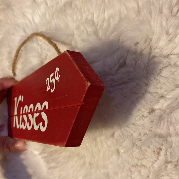 Kisses Wall Decor - Picture 5 of 9